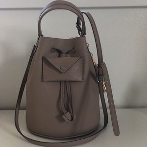 MARC BY MARC JACOBS METROPOLI BUCKET BAG.